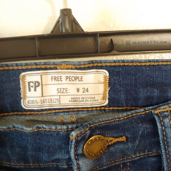 Free people. Distressed skinny jeans. - Picture 7 of 9